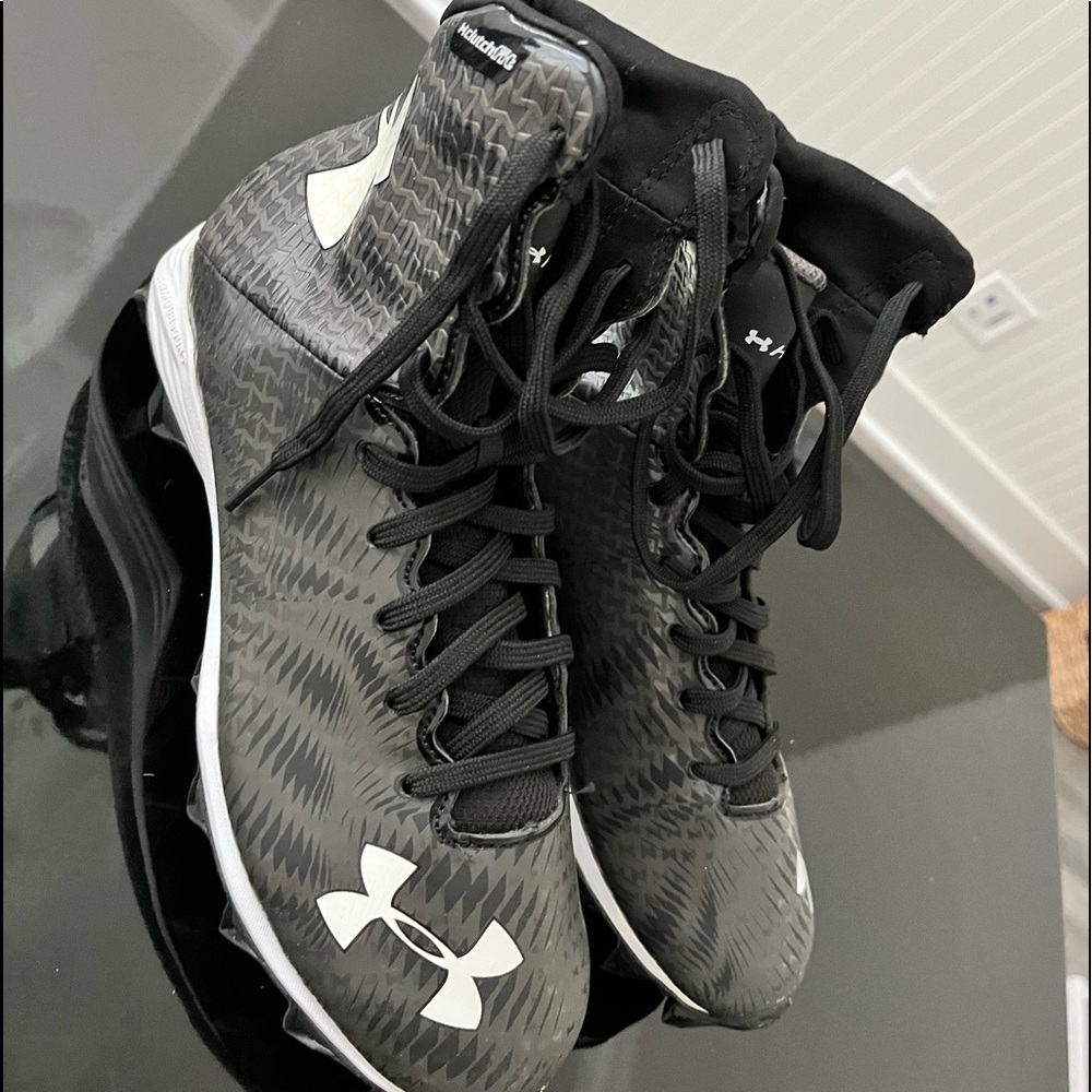 New Under Armour men’s Size 7 black and white football cleats